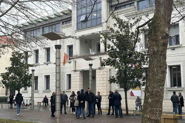 Мешканці Зети почали збиратися перед будівлею столиці