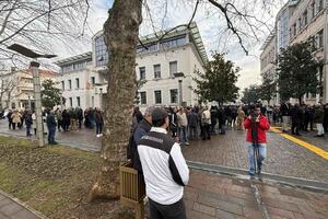 Građani Zete počeli da se okupljaju ispred zgrade Glavnog grada,...
