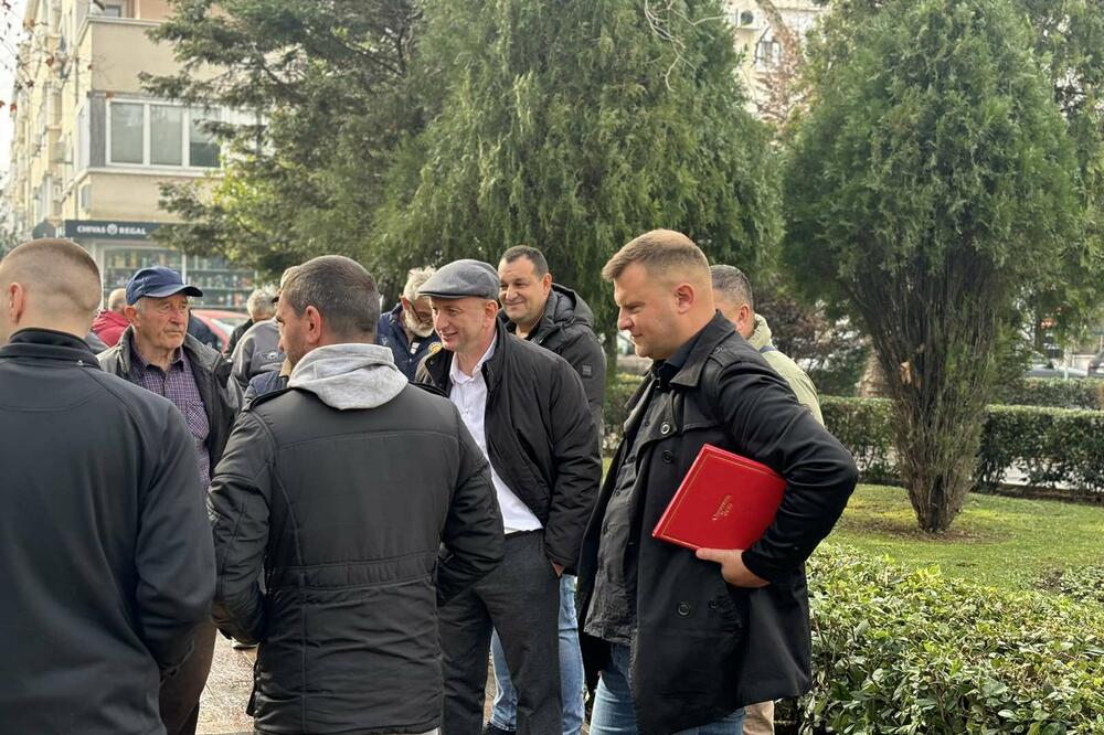 Asanović i Knežević sa demonstrantnima, Foto: Jelena Kočanović