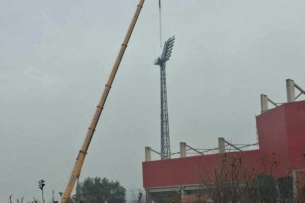 Počelo uklanjanje spornog reflektora na "DG areni"