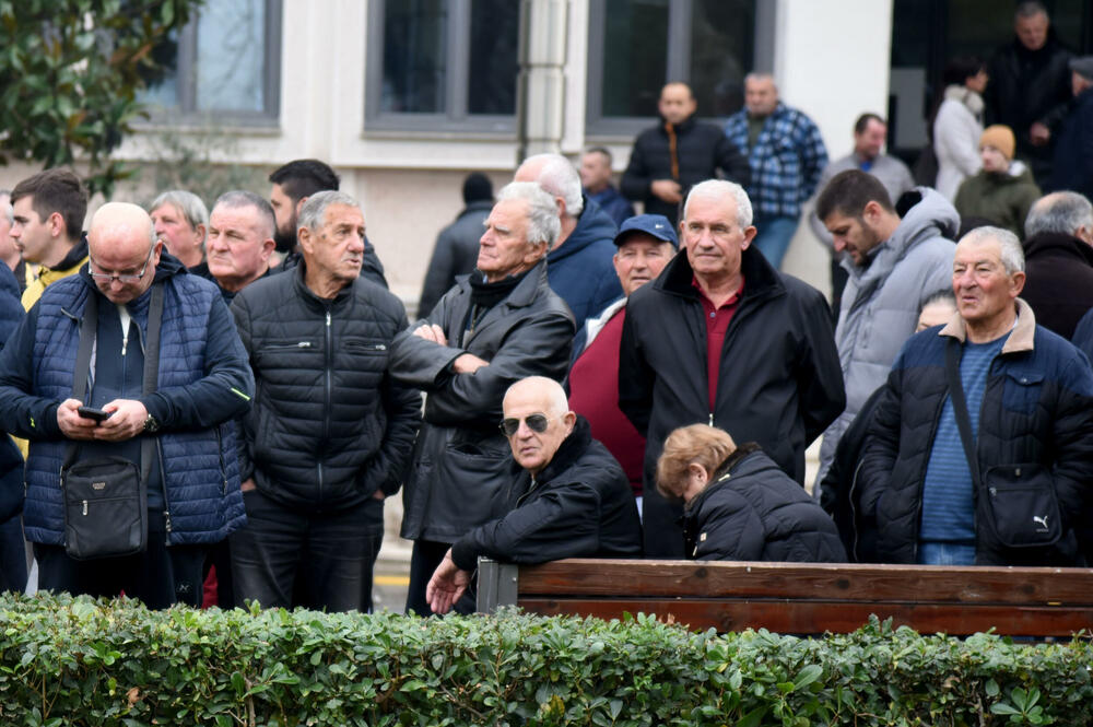 <p>&bdquo;Sve što se može platiti novcem, a da ne utiče na zdravlje građana i životnu sredinu, mi smo spremni da platimo kako bismo zaštitili građane i Botun&ldquo;, rekao je predsjednik Opštine Zeta</p>