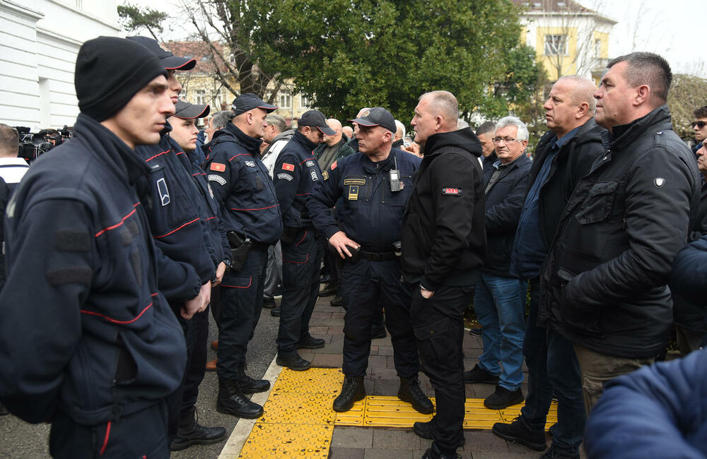 <p>&bdquo;Sve što se može platiti novcem, a da ne utiče na zdravlje građana i životnu sredinu, mi smo spremni da platimo kako bismo zaštitili građane i Botun&ldquo;, rekao je predsjednik Opštine Zeta</p>