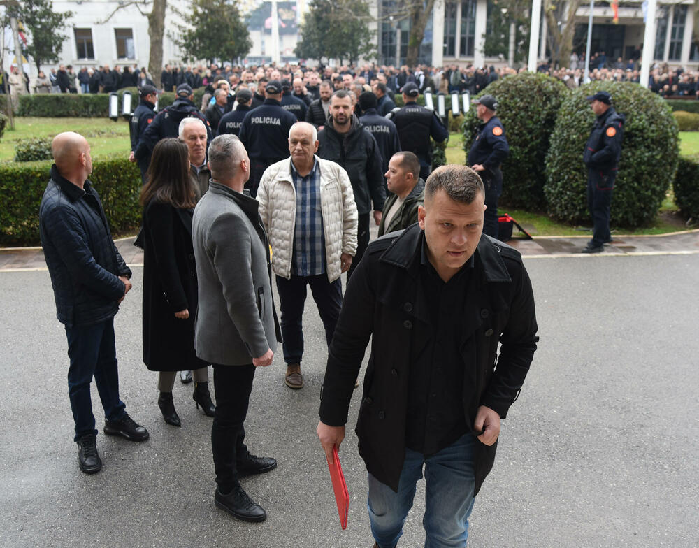 <p>&bdquo;Sve što se može platiti novcem, a da ne utiče na zdravlje građana i životnu sredinu, mi smo spremni da platimo kako bismo zaštitili građane i Botun&ldquo;, rekao je predsjednik Opštine Zeta</p>