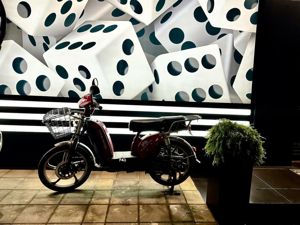 Moped ispred kockarnice