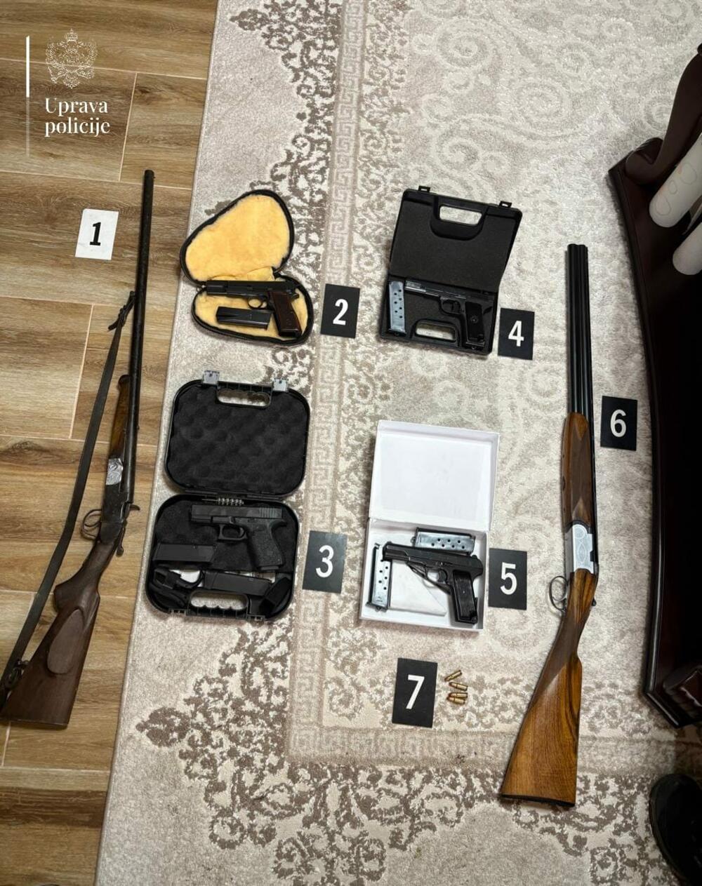 <p>"Službenici Uprave policije nastavljaju beskompromisne intenzivne aktivnosti na identifikaciji i otkrivanju svih kriminalnih aktivnosti, sa akcentom na one koje sprovode pripadnici organizovanih kriminalnih grupa, operativno interesantna i sa njima povezana lica, sve u cilju njihovog procesuiranja i stvaranja povoljnog bezbjednostng ambijenta za život građana", kazali su iz UP</p>