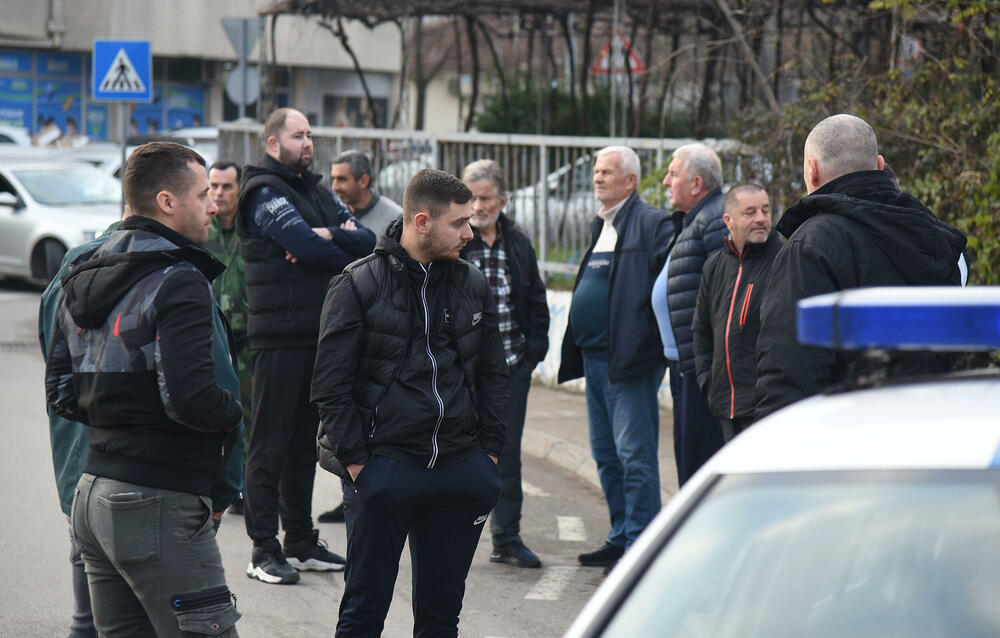 <p>"Planiramo i blokadu mosta Milenijum iako to ne želimo, ali moramo jer nas drugačije ne vide", kazao je predstavnik mještana Gordan Grdinić</p>
