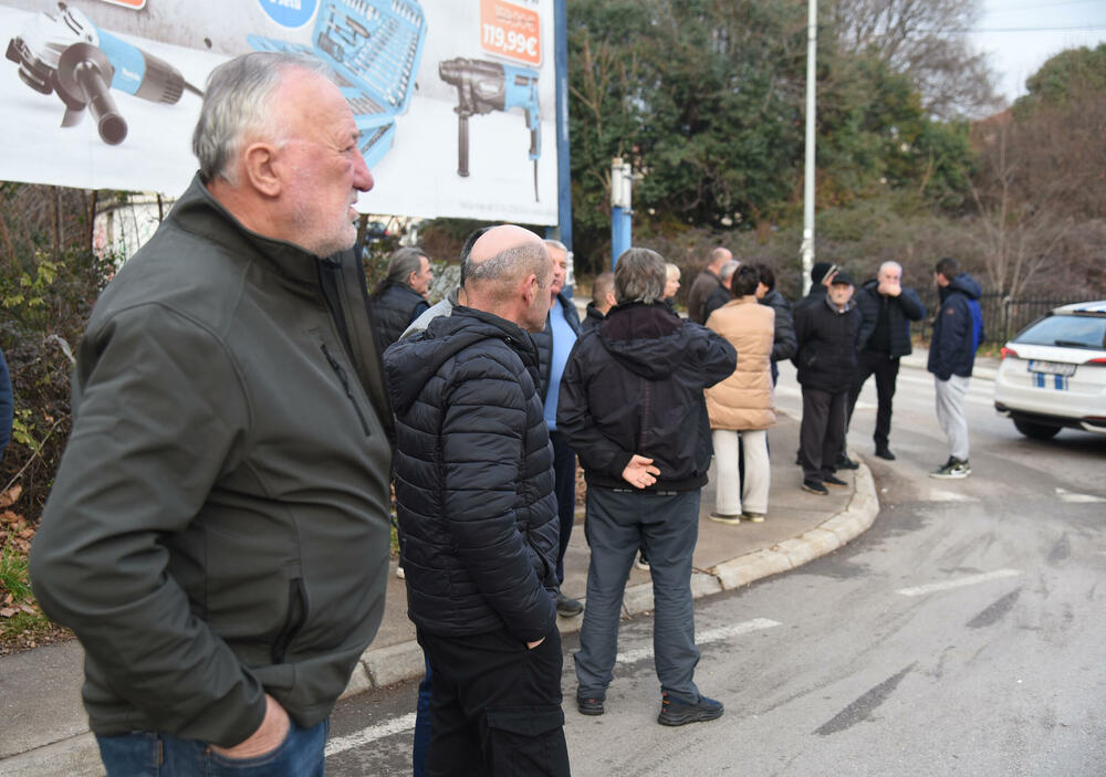 <p>"Planiramo i blokadu mosta Milenijum iako to ne želimo, ali moramo jer nas drugačije ne vide", kazao je predstavnik mještana Gordan Grdinić</p>