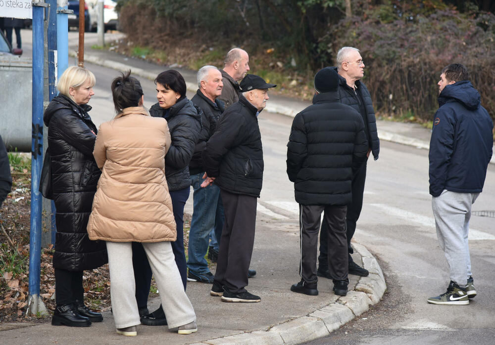 <p>"Planiramo i blokadu mosta Milenijum iako to ne želimo, ali moramo jer nas drugačije ne vide", kazao je predstavnik mještana Gordan Grdinić</p>