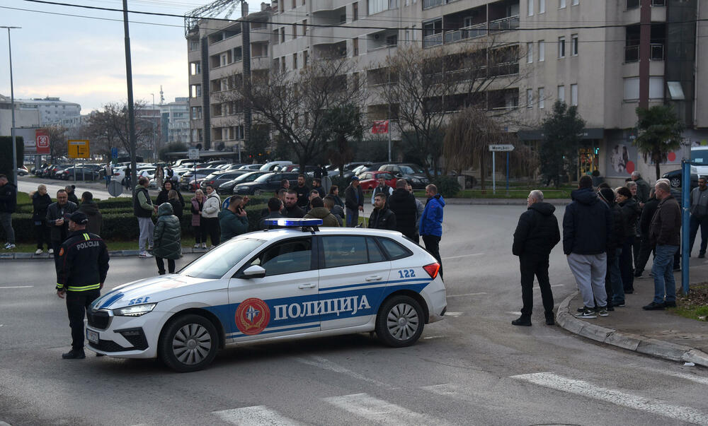 <p>"Planiramo i blokadu mosta Milenijum iako to ne želimo, ali moramo jer nas drugačije ne vide", kazao je predstavnik mještana Gordan Grdinić</p>