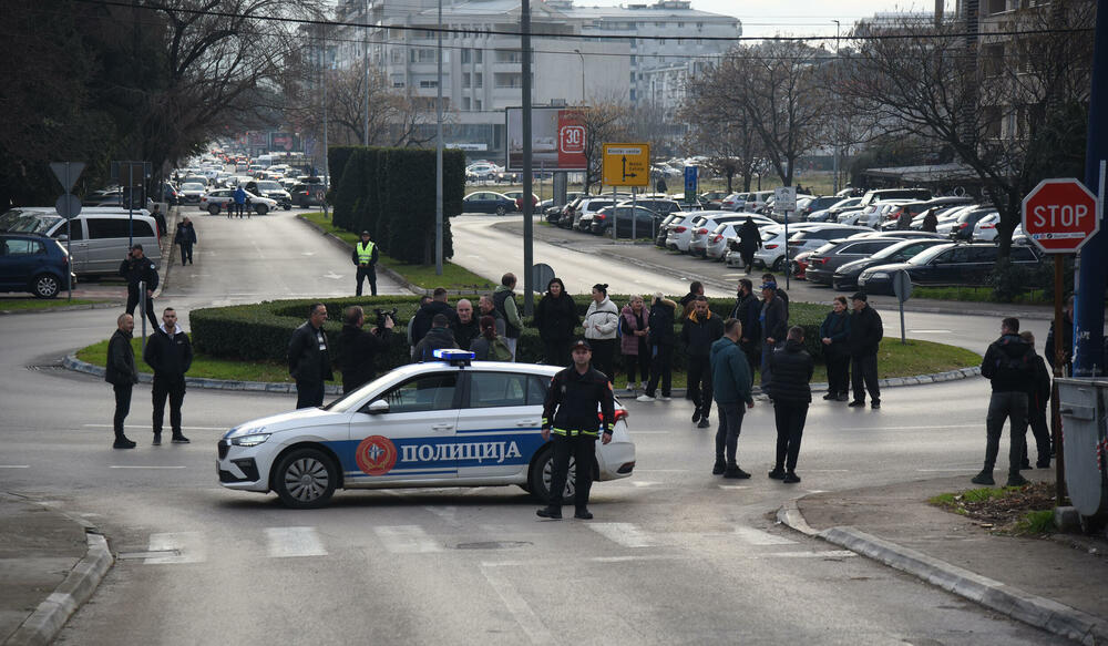 <p>"Planiramo i blokadu mosta Milenijum iako to ne želimo, ali moramo jer nas drugačije ne vide", kazao je predstavnik mještana Gordan Grdinić</p>