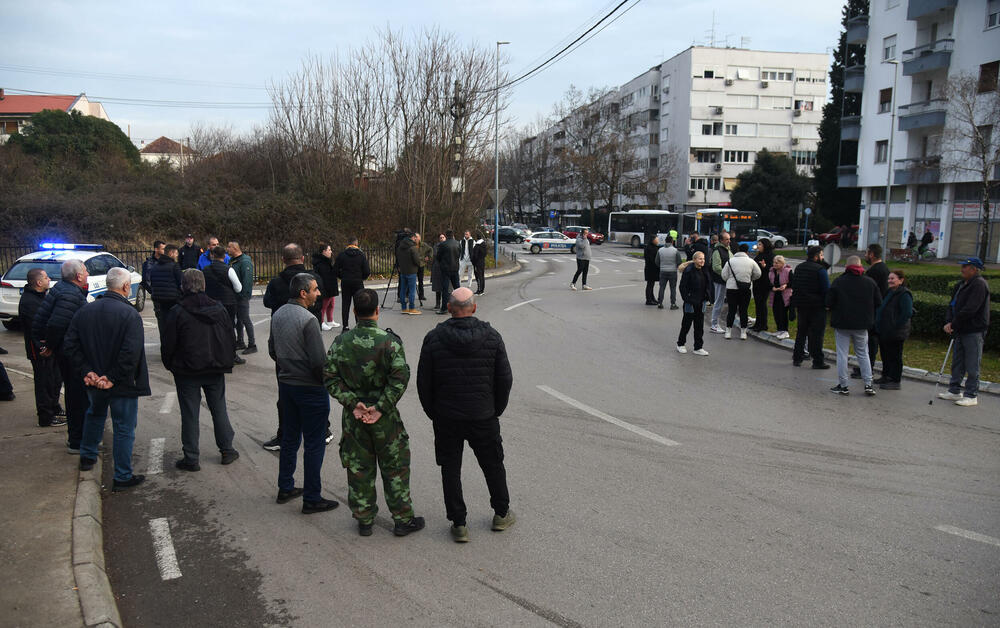 <p>"Planiramo i blokadu mosta Milenijum iako to ne želimo, ali moramo jer nas drugačije ne vide", kazao je predstavnik mještana Gordan Grdinić</p>