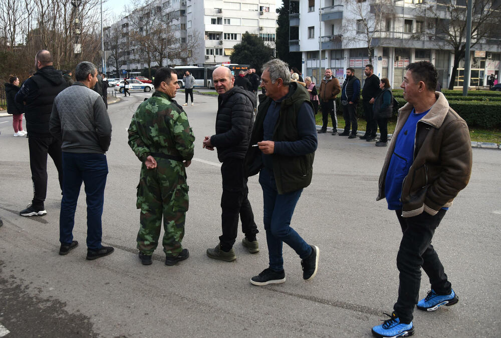 <p>"Planiramo i blokadu mosta Milenijum iako to ne želimo, ali moramo jer nas drugačije ne vide", kazao je predstavnik mještana Gordan Grdinić</p>
