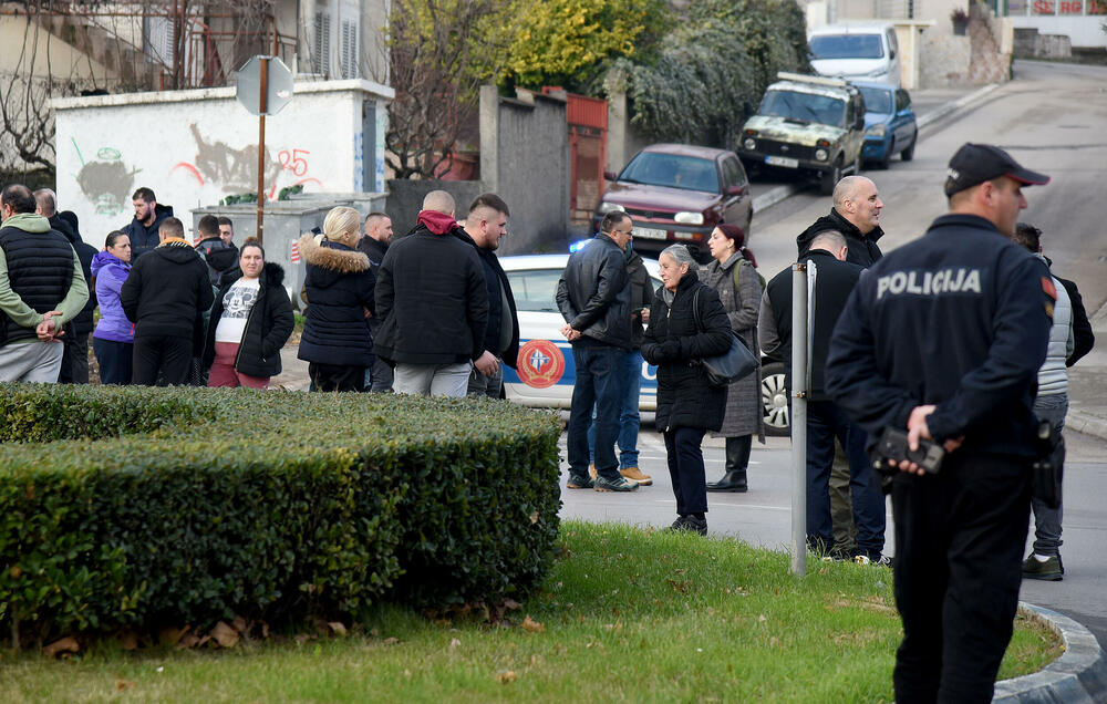 <p>"Planiramo i blokadu mosta Milenijum iako to ne želimo, ali moramo jer nas drugačije ne vide", kazao je predstavnik mještana Gordan Grdinić</p>