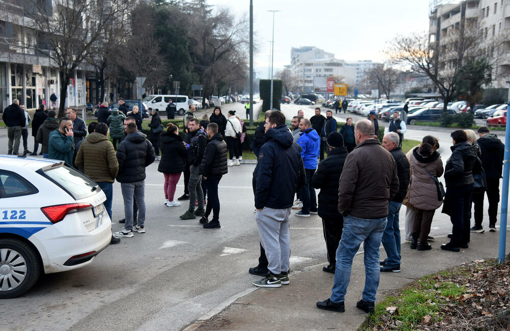 <p>"Planiramo i blokadu mosta Milenijum iako to ne želimo, ali moramo jer nas drugačije ne vide", kazao je predstavnik mještana Gordan Grdinić</p>