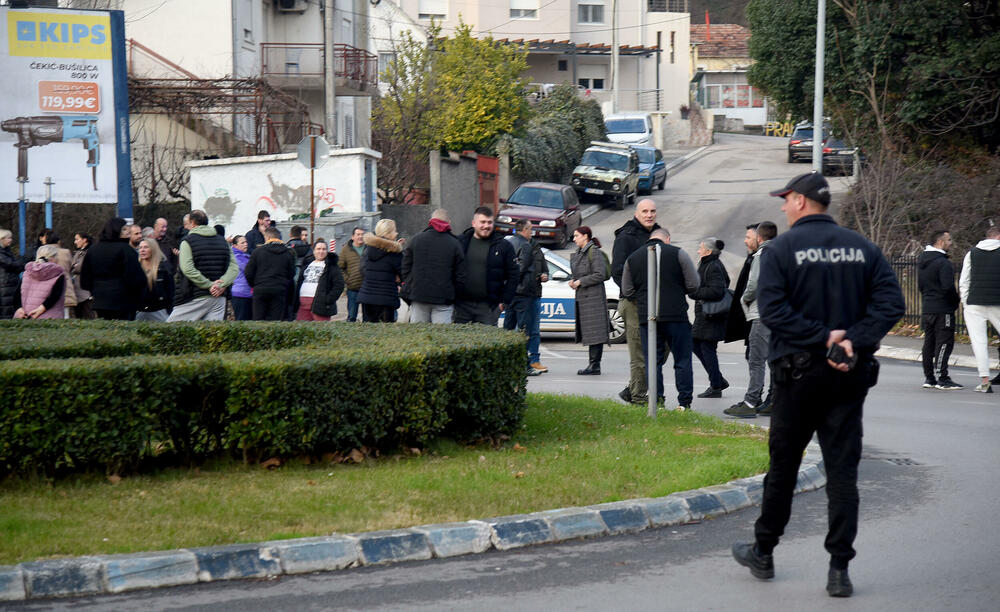 <p>"Planiramo i blokadu mosta Milenijum iako to ne želimo, ali moramo jer nas drugačije ne vide", kazao je predstavnik mještana Gordan Grdinić</p>