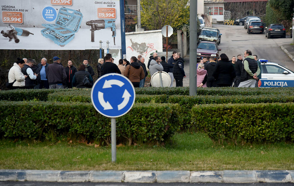 <p>"Planiramo i blokadu mosta Milenijum iako to ne želimo, ali moramo jer nas drugačije ne vide", kazao je predstavnik mještana Gordan Grdinić</p>