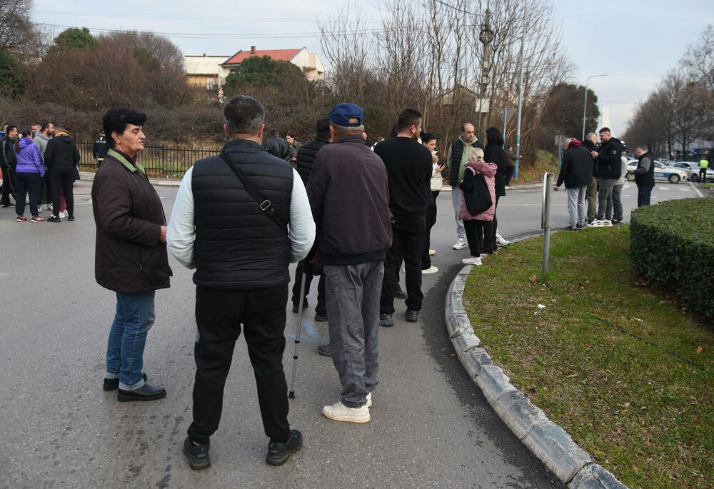 <p>"Planiramo i blokadu mosta Milenijum iako to ne želimo, ali moramo jer nas drugačije ne vide", kazao je predstavnik mještana Gordan Grdinić</p>