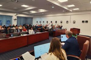 Višesatni haos u SO Tivat, budžet usvojen "kroz iglene uši":...