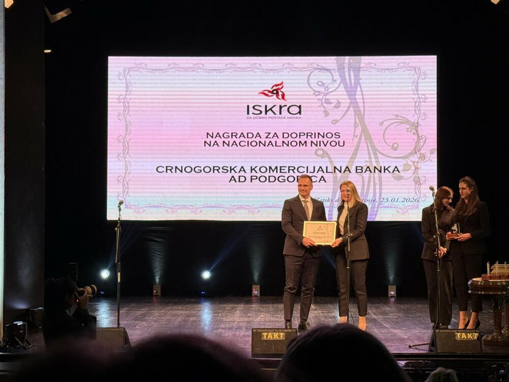 Tamašu Kamarašiju, predsjedniku Upravnog odbora CKB-a nagradu je dodijelila predsjednica Privredne komore Crne Gore (PKCG) Nina Drakić