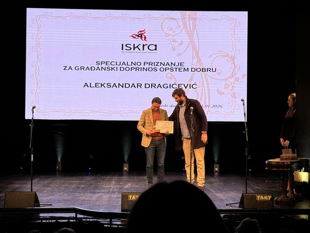 Građanskom aktivisti Aleksandru Dragićeviću nagradu je uručio ekološki aktivista Vuk Vujisić