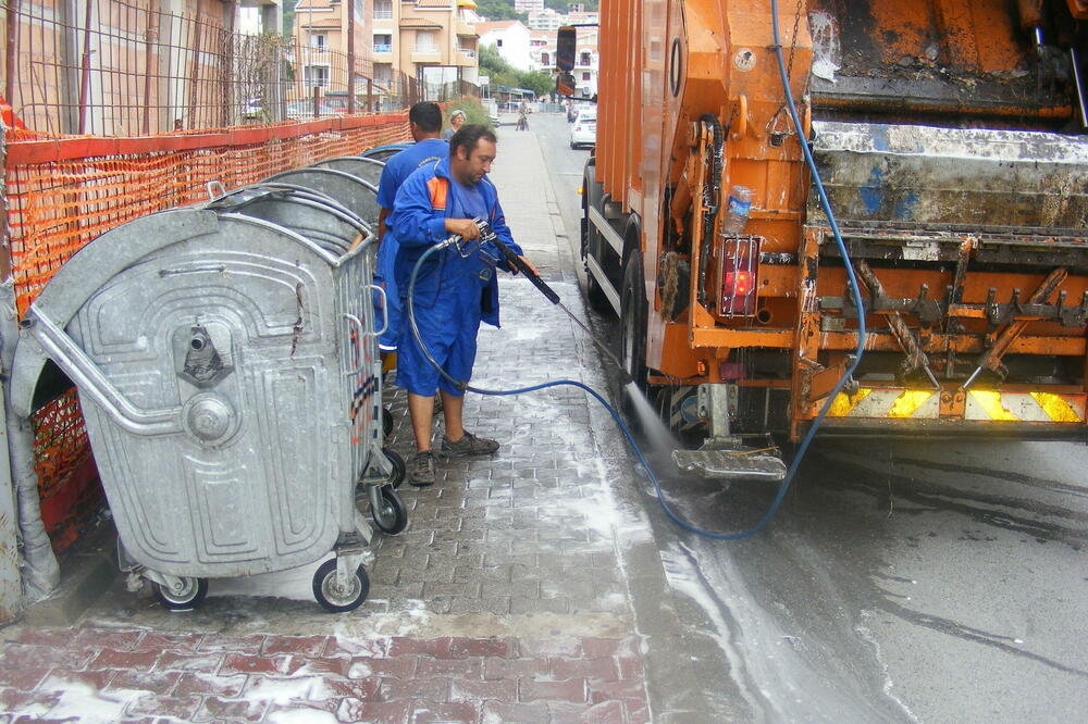 Komunalci na djelu u Budvi, Foto: Vuk Lajović
