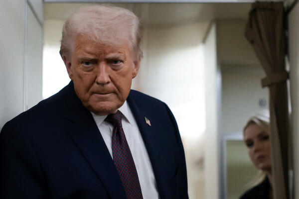 Трамп погрожує Канаді 100% тарифами, якщо вона не припинить...