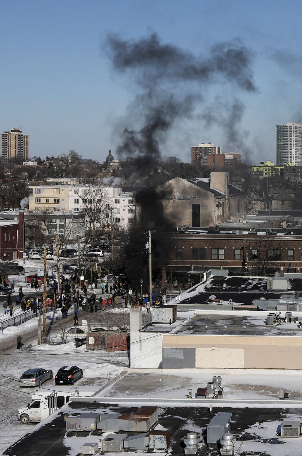<p>Šef policije Mineapolisa Brajan O'Hara rekao je da je muškarac koji je ubijen imao 37 godina, da je bio stanovnik grada i legalni vlasnik oružja, bez krivičnog dosijea osim prekršaja u vezi sa saobraćajem. O'Hara nije objavio ime tog muškarca</p>  <p>List Mineapolis star tribjun je ubijenog identifikovao kao Aleksa Džefrija Pretija (37), iz južnog Mineapolisa</p>  <p>Guverner Minesote Tim Volc pozvao je na trenutno obustavljanje operacija sprovođenja imigracione politike administracije predsjednika Sjedinjenih Američkih Država (SAD) Donalda Trampa u toj saveznoj državi</p>