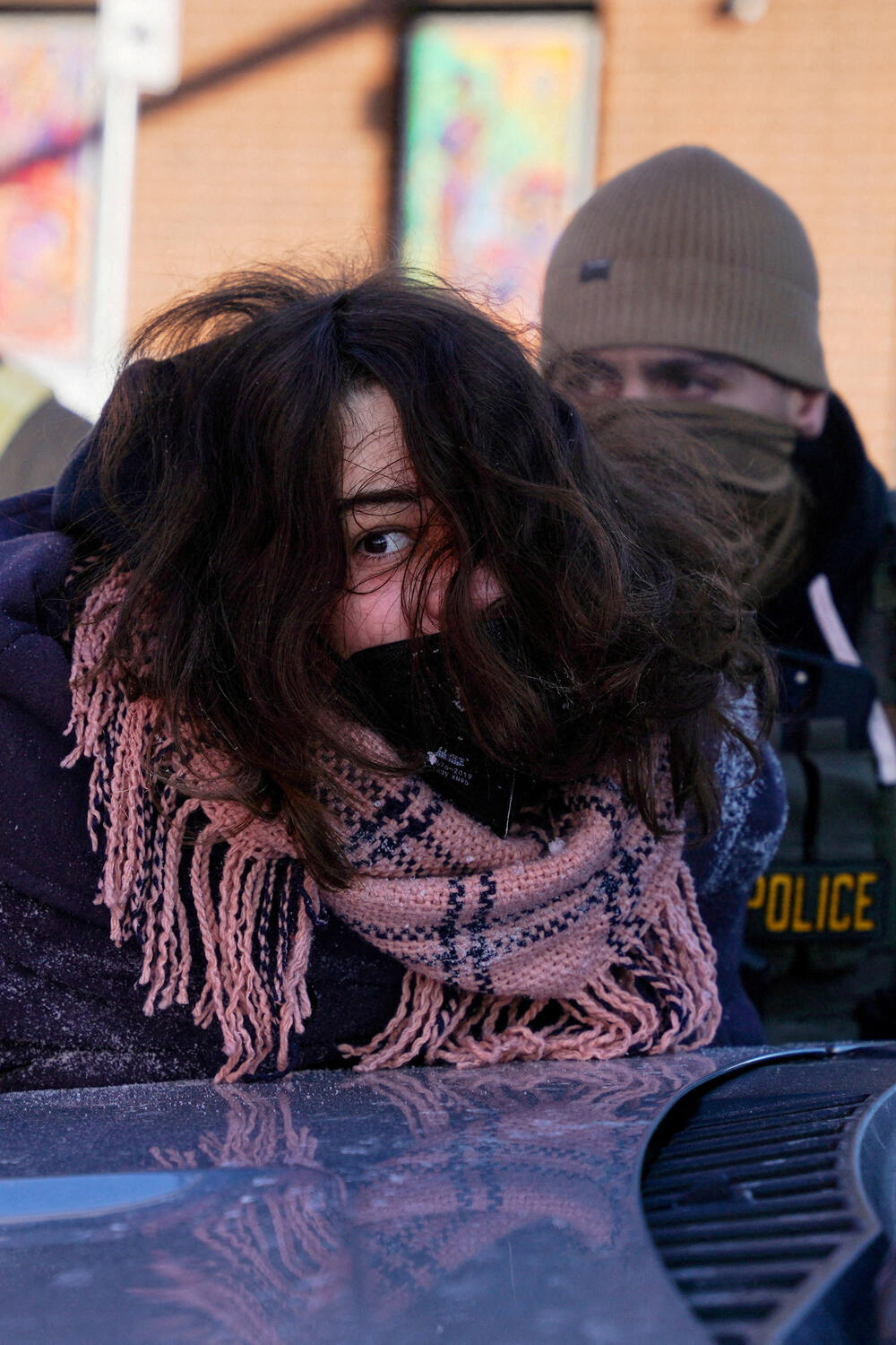 <p>Šef policije Mineapolisa Brajan O'Hara rekao je da je muškarac koji je ubijen imao 37 godina, da je bio stanovnik grada i legalni vlasnik oružja, bez krivičnog dosijea osim prekršaja u vezi sa saobraćajem. O'Hara nije objavio ime tog muškarca</p>  <p>List Mineapolis star tribjun je ubijenog identifikovao kao Aleksa Džefrija Pretija (37), iz južnog Mineapolisa</p>  <p>Guverner Minesote Tim Volc pozvao je na trenutno obustavljanje operacija sprovođenja imigracione politike administracije predsjednika Sjedinjenih Američkih Država (SAD) Donalda Trampa u toj saveznoj državi</p>