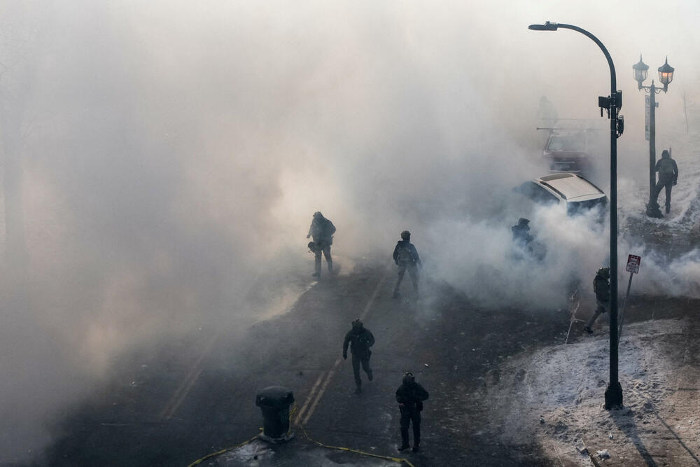 <p>Šef policije Mineapolisa Brajan O'Hara rekao je da je muškarac koji je ubijen imao 37 godina, da je bio stanovnik grada i legalni vlasnik oružja, bez krivičnog dosijea osim prekršaja u vezi sa saobraćajem. O'Hara nije objavio ime tog muškarca</p>  <p>List Mineapolis star tribjun je ubijenog identifikovao kao Aleksa Džefrija Pretija (37), iz južnog Mineapolisa</p>  <p>Guverner Minesote Tim Volc pozvao je na trenutno obustavljanje operacija sprovođenja imigracione politike administracije predsjednika Sjedinjenih Američkih Država (SAD) Donalda Trampa u toj saveznoj državi</p>