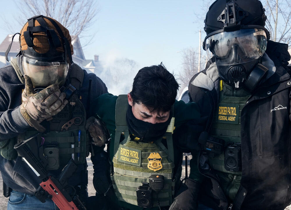 <p>Šef policije Mineapolisa Brajan O'Hara rekao je da je muškarac koji je ubijen imao 37 godina, da je bio stanovnik grada i legalni vlasnik oružja, bez krivičnog dosijea osim prekršaja u vezi sa saobraćajem. O'Hara nije objavio ime tog muškarca</p>  <p>List Mineapolis star tribjun je ubijenog identifikovao kao Aleksa Džefrija Pretija (37), iz južnog Mineapolisa</p>  <p>Guverner Minesote Tim Volc pozvao je na trenutno obustavljanje operacija sprovođenja imigracione politike administracije predsjednika Sjedinjenih Američkih Država (SAD) Donalda Trampa u toj saveznoj državi</p>