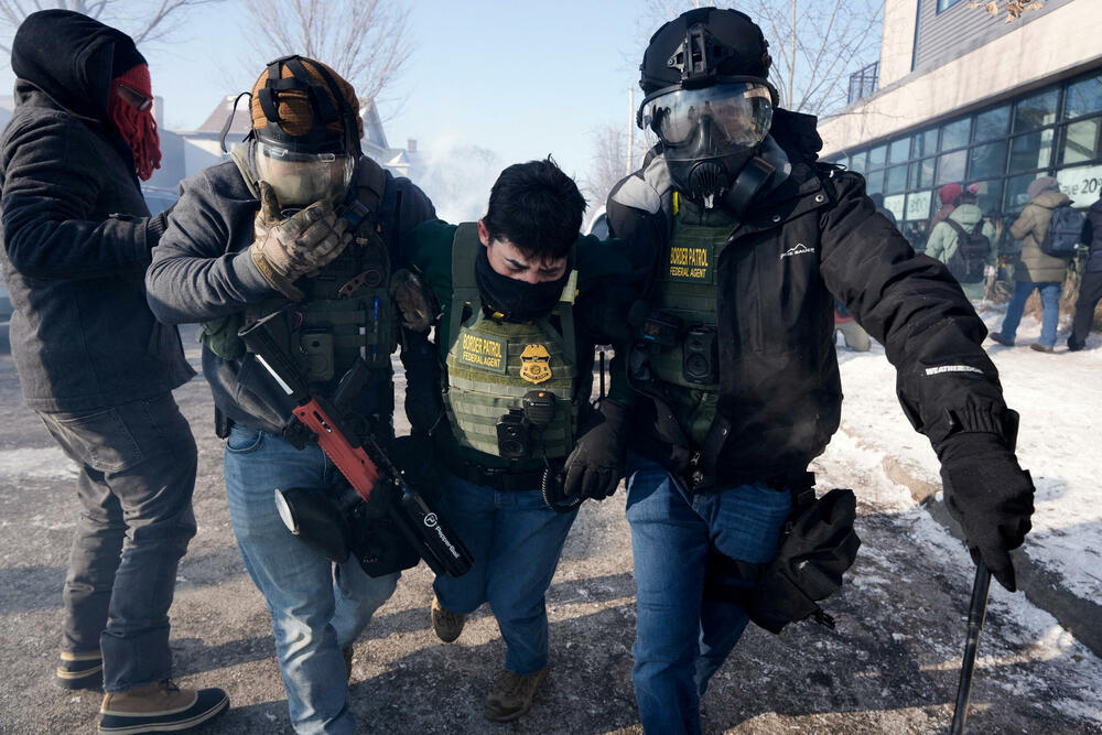 <p>Šef policije Mineapolisa Brajan O'Hara rekao je da je muškarac koji je ubijen imao 37 godina, da je bio stanovnik grada i legalni vlasnik oružja, bez krivičnog dosijea osim prekršaja u vezi sa saobraćajem. O'Hara nije objavio ime tog muškarca</p>  <p>List Mineapolis star tribjun je ubijenog identifikovao kao Aleksa Džefrija Pretija (37), iz južnog Mineapolisa</p>  <p>Guverner Minesote Tim Volc pozvao je na trenutno obustavljanje operacija sprovođenja imigracione politike administracije predsjednika Sjedinjenih Američkih Država (SAD) Donalda Trampa u toj saveznoj državi</p>