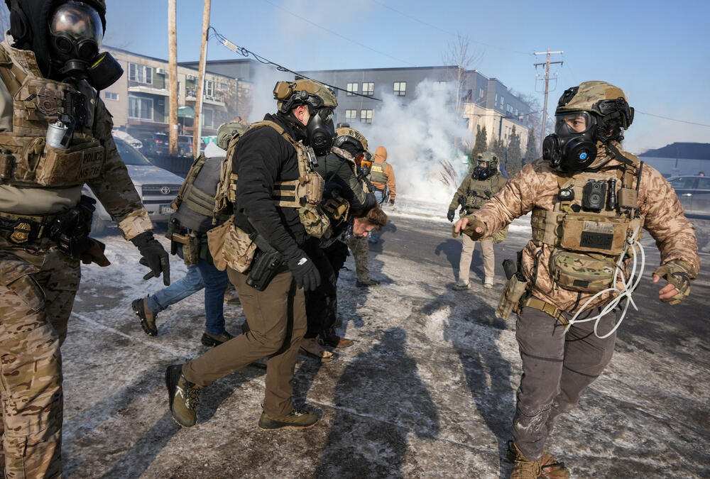 <p>Šef policije Mineapolisa Brajan O'Hara rekao je da je muškarac koji je ubijen imao 37 godina, da je bio stanovnik grada i legalni vlasnik oružja, bez krivičnog dosijea osim prekršaja u vezi sa saobraćajem. O'Hara nije objavio ime tog muškarca</p>  <p>List Mineapolis star tribjun je ubijenog identifikovao kao Aleksa Džefrija Pretija (37), iz južnog Mineapolisa</p>  <p>Guverner Minesote Tim Volc pozvao je na trenutno obustavljanje operacija sprovođenja imigracione politike administracije predsjednika Sjedinjenih Američkih Država (SAD) Donalda Trampa u toj saveznoj državi</p>