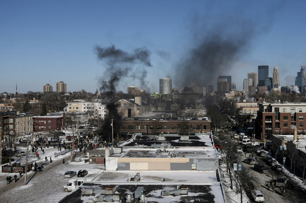 <p>Šef policije Mineapolisa Brajan O'Hara rekao je da je muškarac koji je ubijen imao 37 godina, da je bio stanovnik grada i legalni vlasnik oružja, bez krivičnog dosijea osim prekršaja u vezi sa saobraćajem. O'Hara nije objavio ime tog muškarca</p>  <p>List Mineapolis star tribjun je ubijenog identifikovao kao Aleksa Džefrija Pretija (37), iz južnog Mineapolisa</p>  <p>Guverner Minesote Tim Volc pozvao je na trenutno obustavljanje operacija sprovođenja imigracione politike administracije predsjednika Sjedinjenih Američkih Država (SAD) Donalda Trampa u toj saveznoj državi</p>