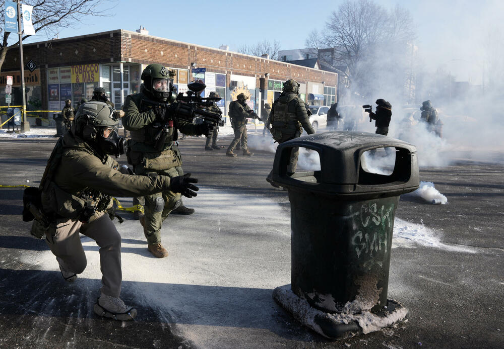 <p>Šef policije Mineapolisa Brajan O'Hara rekao je da je muškarac koji je ubijen imao 37 godina, da je bio stanovnik grada i legalni vlasnik oružja, bez krivičnog dosijea osim prekršaja u vezi sa saobraćajem. O'Hara nije objavio ime tog muškarca</p>  <p>List Mineapolis star tribjun je ubijenog identifikovao kao Aleksa Džefrija Pretija (37), iz južnog Mineapolisa</p>  <p>Guverner Minesote Tim Volc pozvao je na trenutno obustavljanje operacija sprovođenja imigracione politike administracije predsjednika Sjedinjenih Američkih Država (SAD) Donalda Trampa u toj saveznoj državi</p>
