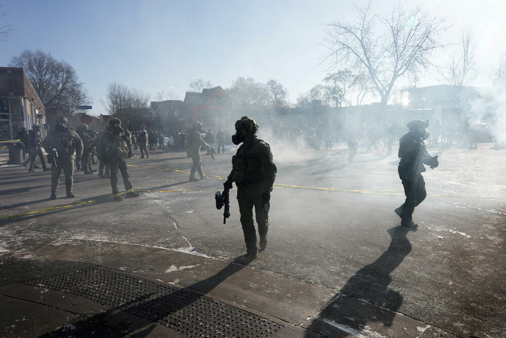 <p>Šef policije Mineapolisa Brajan O'Hara rekao je da je muškarac koji je ubijen imao 37 godina, da je bio stanovnik grada i legalni vlasnik oružja, bez krivičnog dosijea osim prekršaja u vezi sa saobraćajem. O'Hara nije objavio ime tog muškarca</p>  <p>List Mineapolis star tribjun je ubijenog identifikovao kao Aleksa Džefrija Pretija (37), iz južnog Mineapolisa</p>  <p>Guverner Minesote Tim Volc pozvao je na trenutno obustavljanje operacija sprovođenja imigracione politike administracije predsjednika Sjedinjenih Američkih Država (SAD) Donalda Trampa u toj saveznoj državi</p>