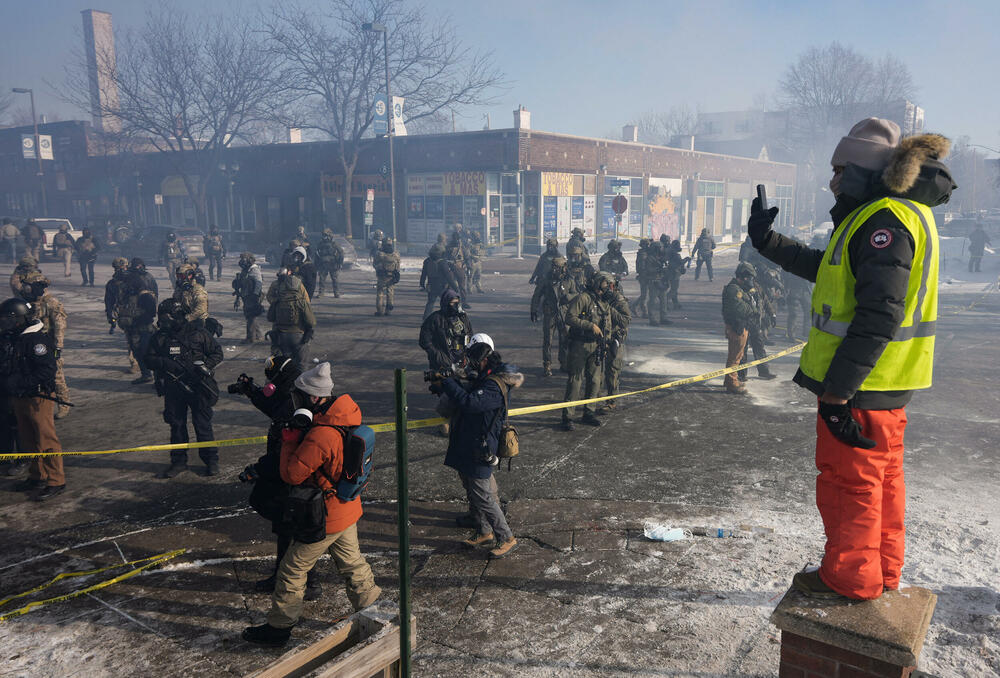<p>Šef policije Mineapolisa Brajan O'Hara rekao je da je muškarac koji je ubijen imao 37 godina, da je bio stanovnik grada i legalni vlasnik oružja, bez krivičnog dosijea osim prekršaja u vezi sa saobraćajem. O'Hara nije objavio ime tog muškarca</p>  <p>List Mineapolis star tribjun je ubijenog identifikovao kao Aleksa Džefrija Pretija (37), iz južnog Mineapolisa</p>  <p>Guverner Minesote Tim Volc pozvao je na trenutno obustavljanje operacija sprovođenja imigracione politike administracije predsjednika Sjedinjenih Američkih Država (SAD) Donalda Trampa u toj saveznoj državi</p>