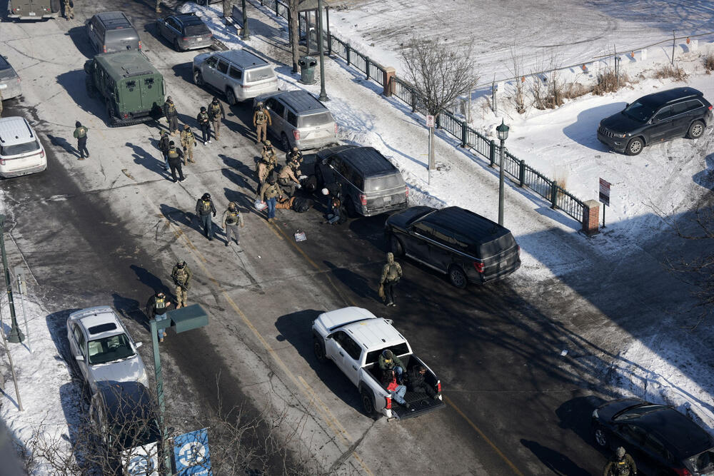 <p>Šef policije Mineapolisa Brajan O'Hara rekao je da je muškarac koji je ubijen imao 37 godina, da je bio stanovnik grada i legalni vlasnik oružja, bez krivičnog dosijea osim prekršaja u vezi sa saobraćajem. O'Hara nije objavio ime tog muškarca</p>  <p>List Mineapolis star tribjun je ubijenog identifikovao kao Aleksa Džefrija Pretija (37), iz južnog Mineapolisa</p>  <p>Guverner Minesote Tim Volc pozvao je na trenutno obustavljanje operacija sprovođenja imigracione politike administracije predsjednika Sjedinjenih Američkih Država (SAD) Donalda Trampa u toj saveznoj državi</p>