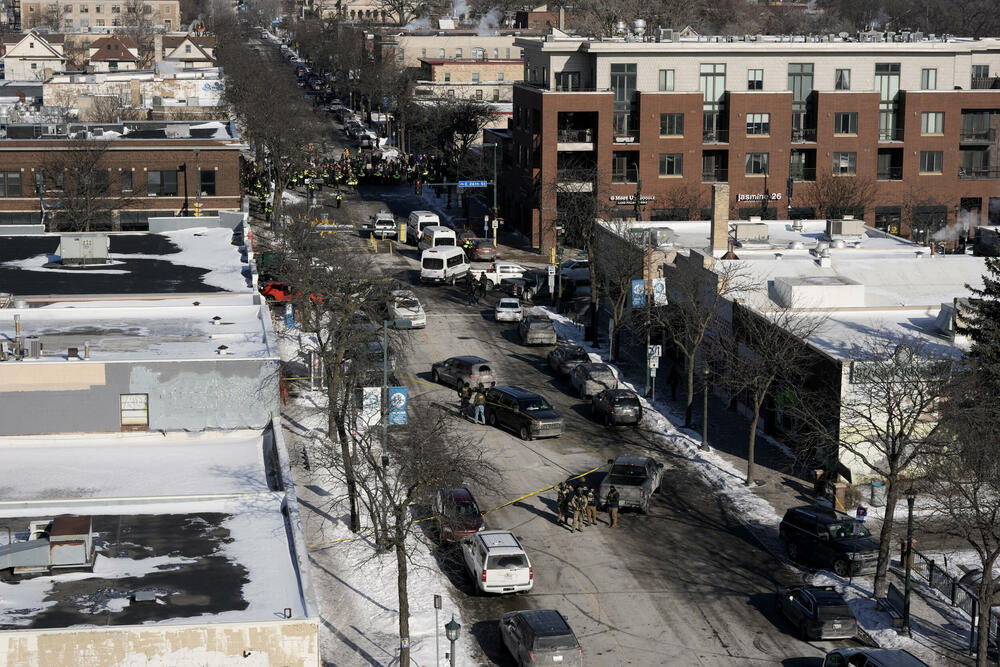 <p>Šef policije Mineapolisa Brajan O'Hara rekao je da je muškarac koji je ubijen imao 37 godina, da je bio stanovnik grada i legalni vlasnik oružja, bez krivičnog dosijea osim prekršaja u vezi sa saobraćajem. O'Hara nije objavio ime tog muškarca</p>  <p>List Mineapolis star tribjun je ubijenog identifikovao kao Aleksa Džefrija Pretija (37), iz južnog Mineapolisa</p>  <p>Guverner Minesote Tim Volc pozvao je na trenutno obustavljanje operacija sprovođenja imigracione politike administracije predsjednika Sjedinjenih Američkih Država (SAD) Donalda Trampa u toj saveznoj državi</p>