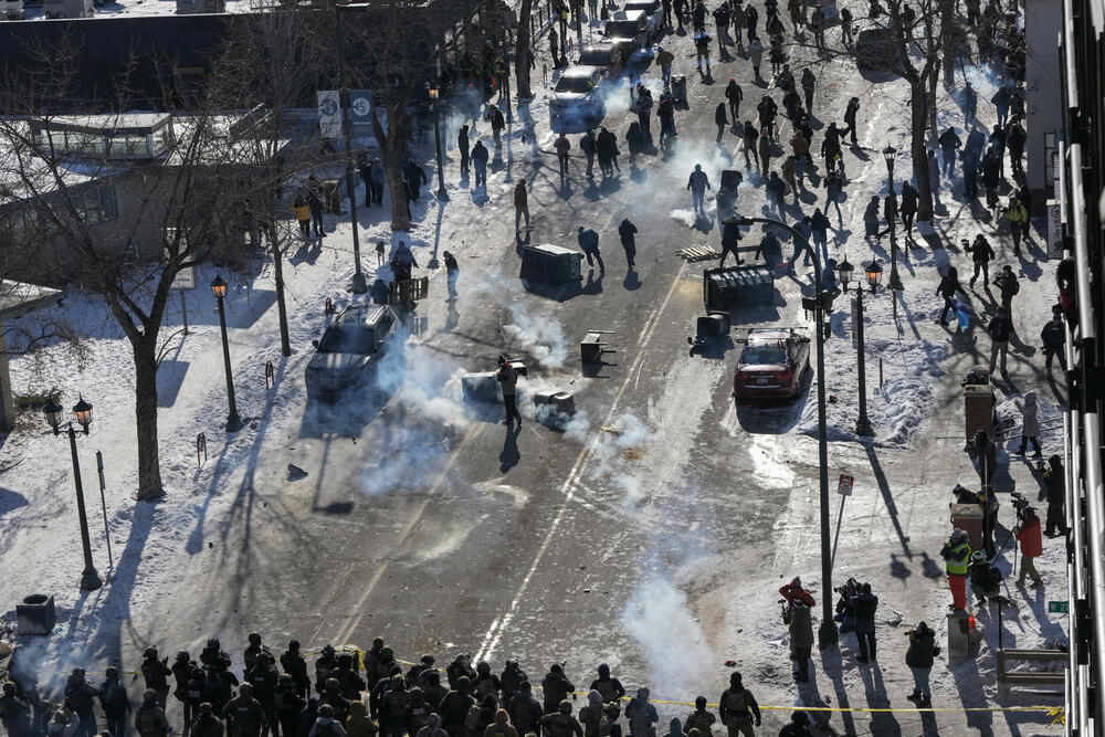 <p>Šef policije Mineapolisa Brajan O'Hara rekao je da je muškarac koji je ubijen imao 37 godina, da je bio stanovnik grada i legalni vlasnik oružja, bez krivičnog dosijea osim prekršaja u vezi sa saobraćajem. O'Hara nije objavio ime tog muškarca</p>  <p>List Mineapolis star tribjun je ubijenog identifikovao kao Aleksa Džefrija Pretija (37), iz južnog Mineapolisa</p>  <p>Guverner Minesote Tim Volc pozvao je na trenutno obustavljanje operacija sprovođenja imigracione politike administracije predsjednika Sjedinjenih Američkih Država (SAD) Donalda Trampa u toj saveznoj državi</p>