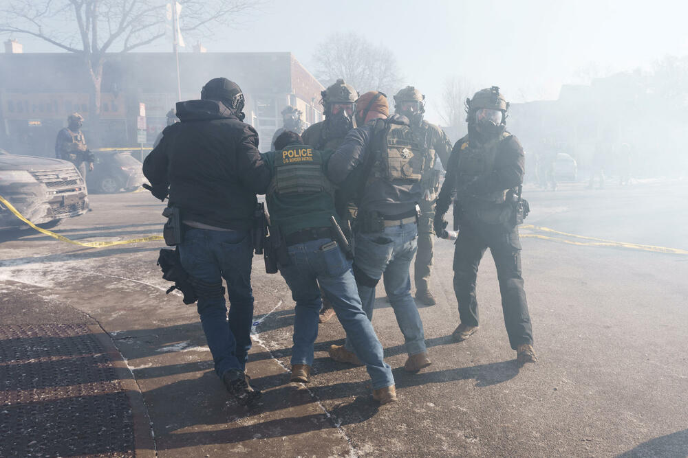 <p>Ministarstvo za unutrašnju bezbjednost (DHS) okarakterisalo je događaj kao napad, navodeći da je agent Granične patrole pucao u samoodbrani nakon što mu je prišao muškarac sa pištoljem i nasilno se opirao pokušajima da bude razoružan</p>