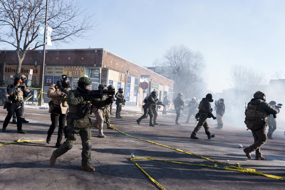 <p>Ministarstvo za unutrašnju bezbjednost (DHS) okarakterisalo je događaj kao napad, navodeći da je agent Granične patrole pucao u samoodbrani nakon što mu je prišao muškarac sa pištoljem i nasilno se opirao pokušajima da bude razoružan</p>