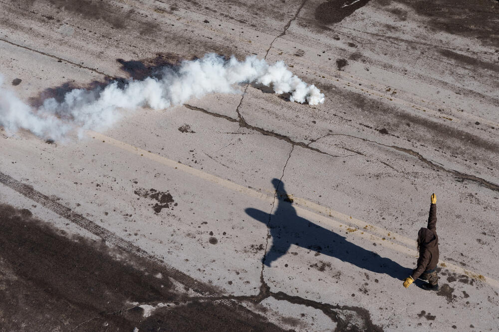 <p>Ministarstvo za unutrašnju bezbjednost (DHS) okarakterisalo je događaj kao napad, navodeći da je agent Granične patrole pucao u samoodbrani nakon što mu je prišao muškarac sa pištoljem i nasilno se opirao pokušajima da bude razoružan</p>