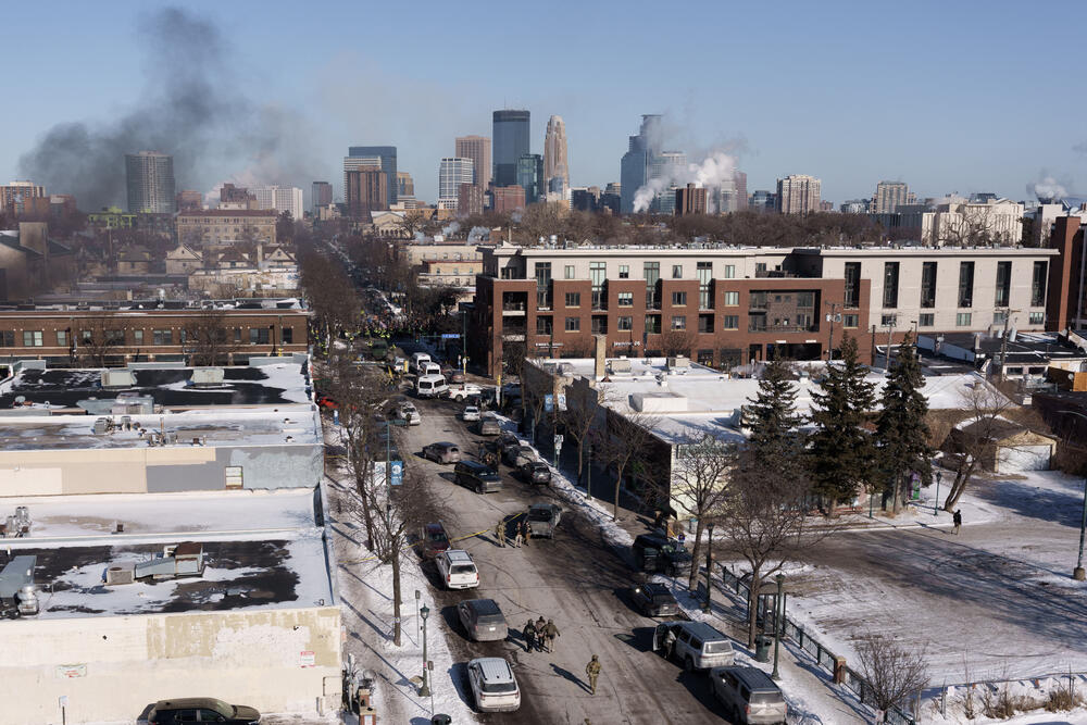 <p>Ministarstvo za unutrašnju bezbjednost (DHS) okarakterisalo je događaj kao napad, navodeći da je agent Granične patrole pucao u samoodbrani nakon što mu je prišao muškarac sa pištoljem i nasilno se opirao pokušajima da bude razoružan</p>