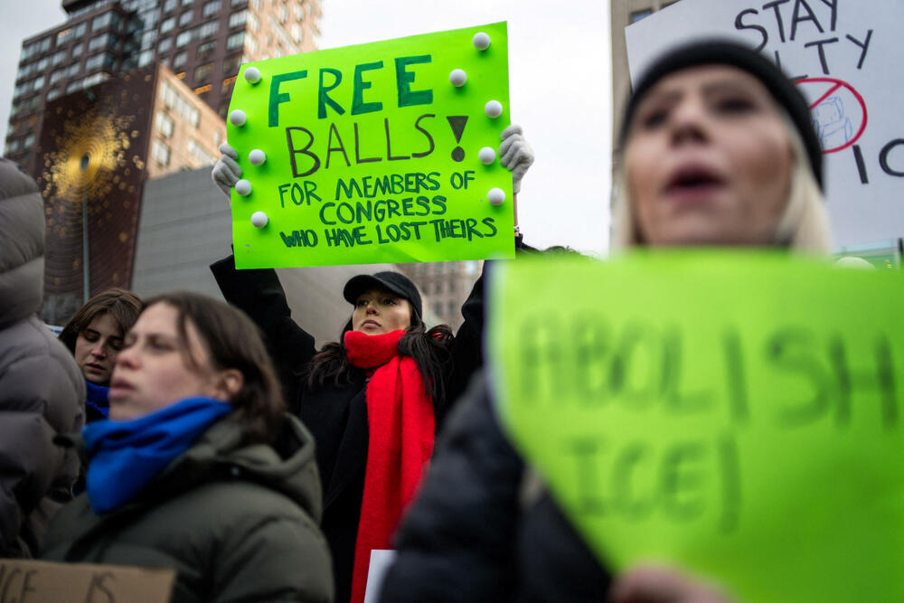 <p>Ministarstvo za unutrašnju bezbjednost (DHS) okarakterisalo je događaj kao napad, navodeći da je agent Granične patrole pucao u samoodbrani nakon što mu je prišao muškarac sa pištoljem i nasilno se opirao pokušajima da bude razoružan</p>