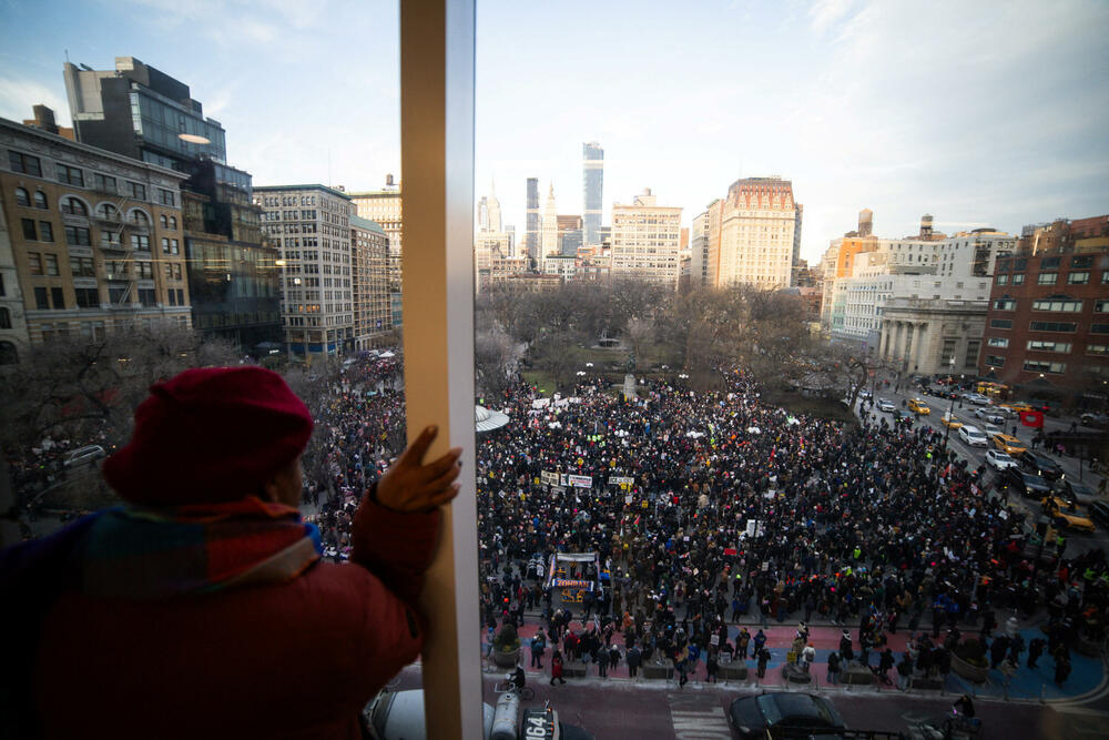 <p>Ministarstvo za unutrašnju bezbjednost (DHS) okarakterisalo je događaj kao napad, navodeći da je agent Granične patrole pucao u samoodbrani nakon što mu je prišao muškarac sa pištoljem i nasilno se opirao pokušajima da bude razoružan</p>