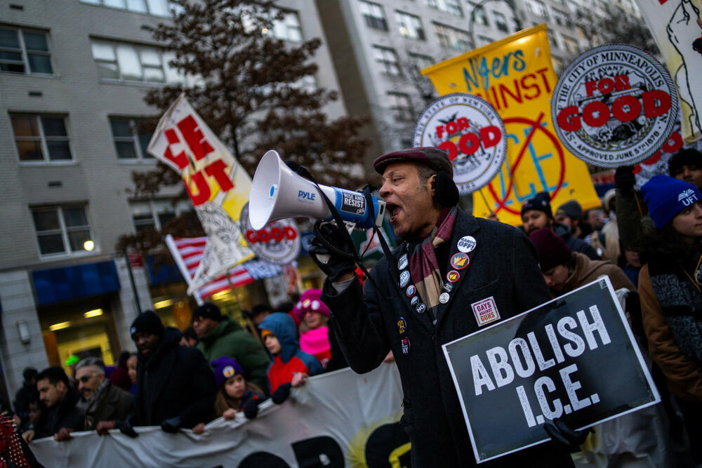 <p>Ministarstvo za unutrašnju bezbjednost (DHS) okarakterisalo je događaj kao napad, navodeći da je agent Granične patrole pucao u samoodbrani nakon što mu je prišao muškarac sa pištoljem i nasilno se opirao pokušajima da bude razoružan</p>