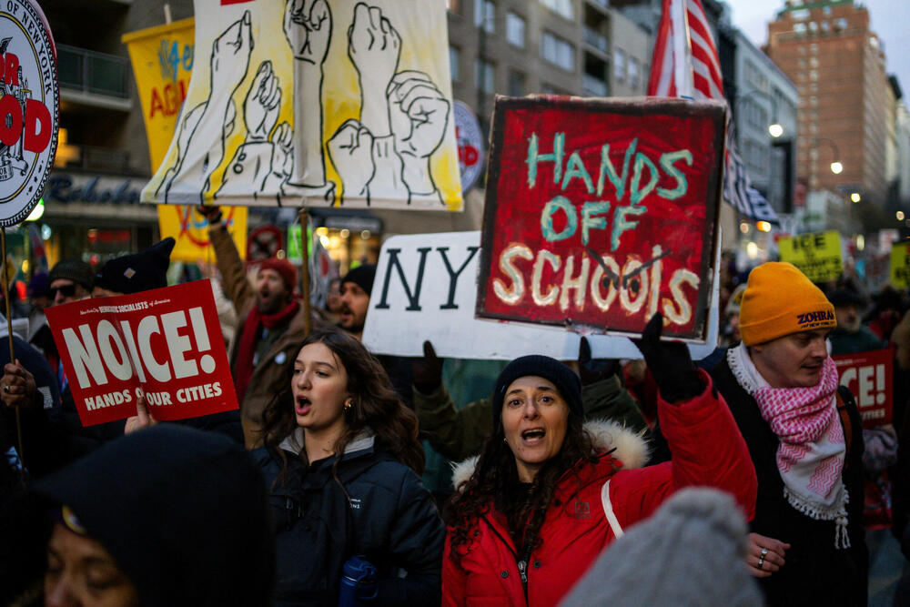 <p>Ministarstvo za unutrašnju bezbjednost (DHS) okarakterisalo je događaj kao napad, navodeći da je agent Granične patrole pucao u samoodbrani nakon što mu je prišao muškarac sa pištoljem i nasilno se opirao pokušajima da bude razoružan</p>