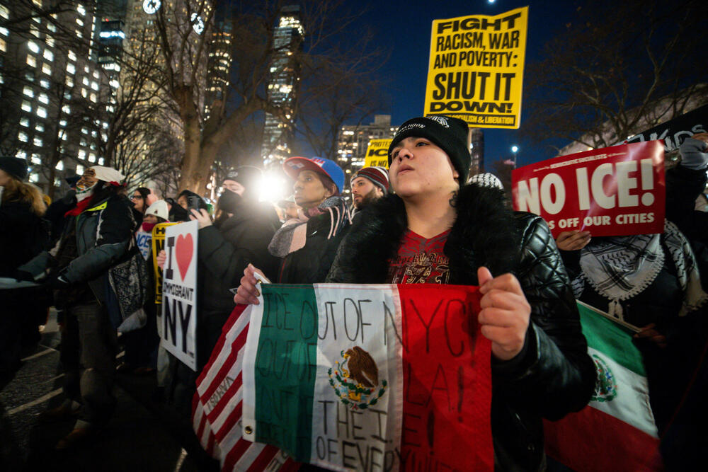 <p>Ministarstvo za unutrašnju bezbjednost (DHS) okarakterisalo je događaj kao napad, navodeći da je agent Granične patrole pucao u samoodbrani nakon što mu je prišao muškarac sa pištoljem i nasilno se opirao pokušajima da bude razoružan</p>