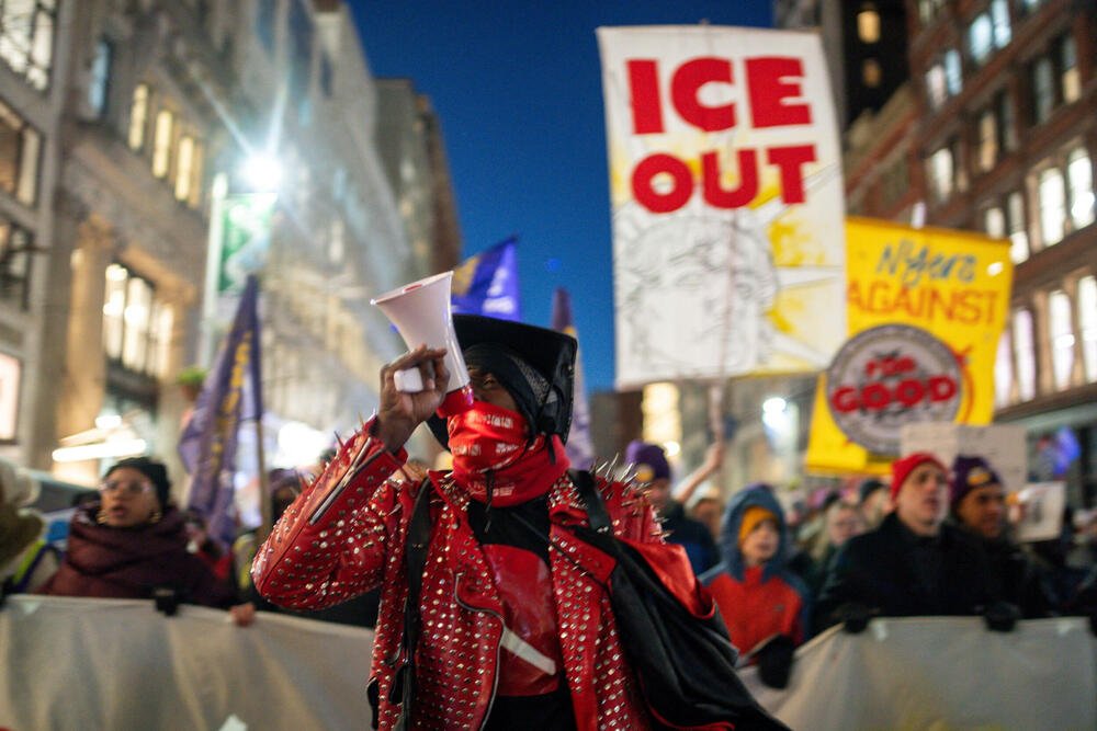 <p>Ministarstvo za unutrašnju bezbjednost (DHS) okarakterisalo je događaj kao napad, navodeći da je agent Granične patrole pucao u samoodbrani nakon što mu je prišao muškarac sa pištoljem i nasilno se opirao pokušajima da bude razoružan</p>