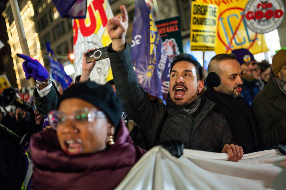 <p>Ministarstvo za unutrašnju bezbjednost (DHS) okarakterisalo je događaj kao napad, navodeći da je agent Granične patrole pucao u samoodbrani nakon što mu je prišao muškarac sa pištoljem i nasilno se opirao pokušajima da bude razoružan</p>